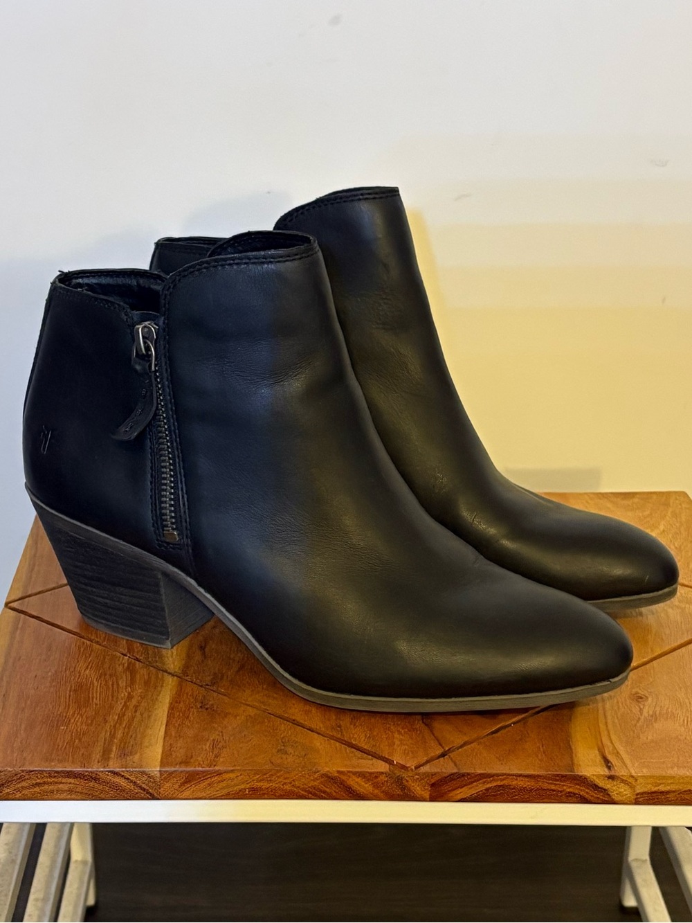 FRYE JUDITH ZIP BOOTIE W10